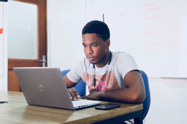 Foto di un ragazzo che usa un PC