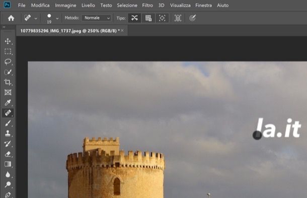 Rimuovere una scritta su Photoshop
