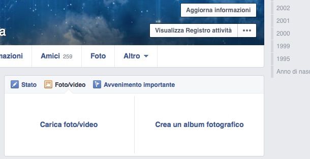 Screenshot che mostra come taggare una foto su Facebook