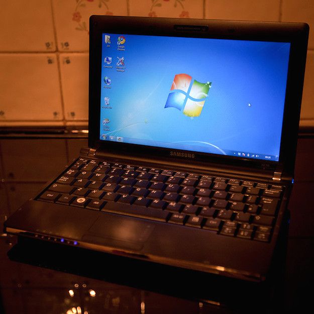 Foto che mostra un notebook con Windows 7