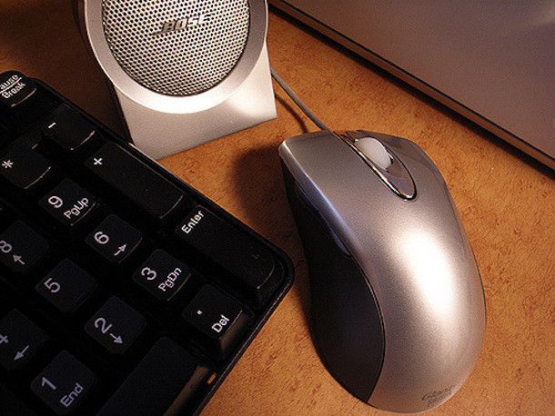 Foto che mostra una tastiera, un mouse e una cassa audio