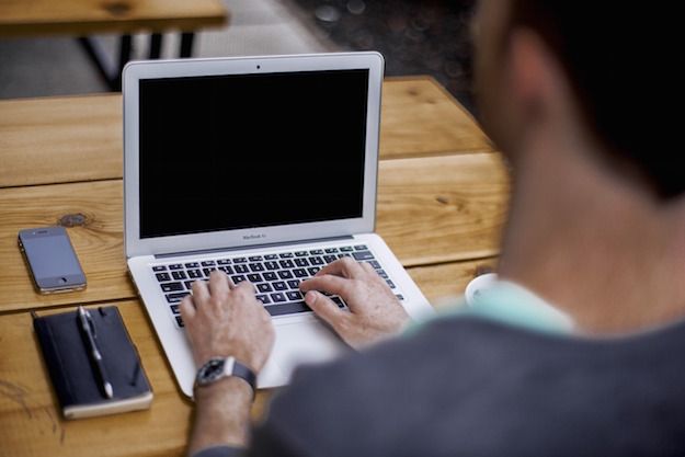 Foto che mostra un utente che utilizza un MacBook