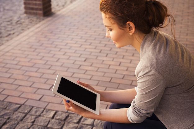 Foto che mostra una donna che usa un tablet