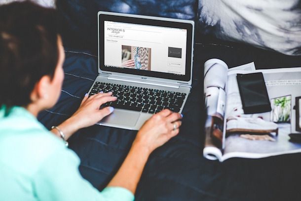 Foto che mostra una donna che utilizza un notebook