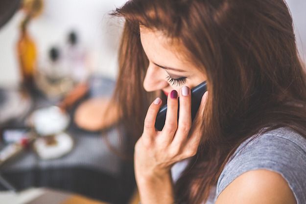 Foto di una ragazza che fa una telefonata