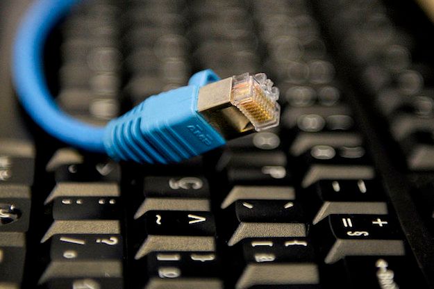 Foto che mostra un cavo Ethernet su una tastiera per PC