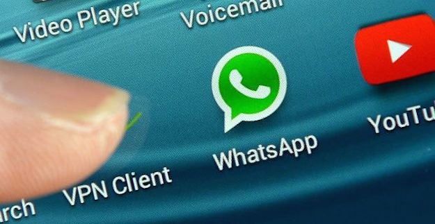 Foto che mostra l'icona di WhatsApp su smartphone Samsung