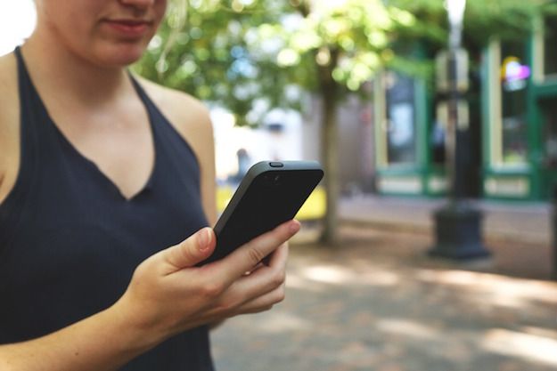 Foto di una donna con un cellulare