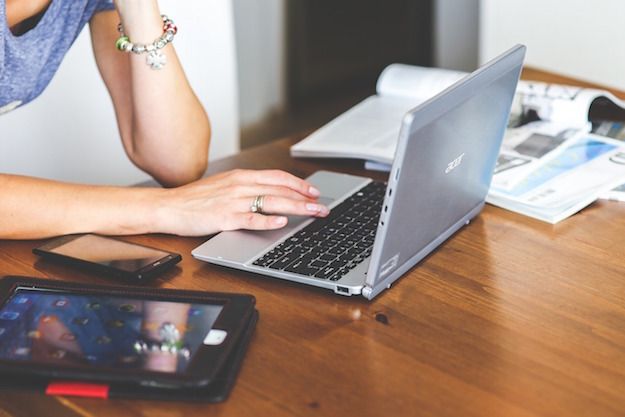 Foot di una ragazza che usa un laptop