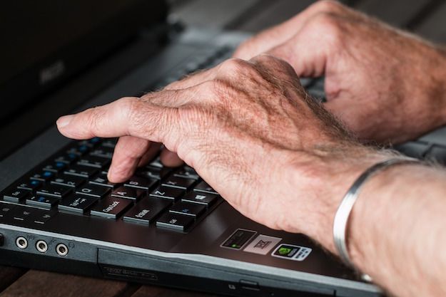 Foto di un uomo che usa un laptop