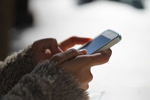 Foto di una ragazza che riceve una telefonata