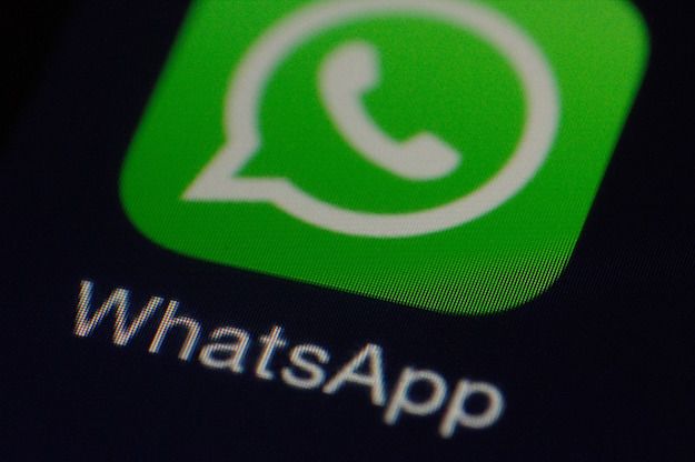 Foto che mostra l'icona di WhatsApp su iPhone