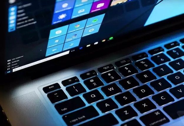 Foto di un computer portatile con Windows 10