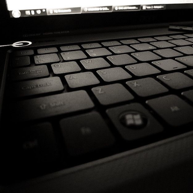 Foto che mostra la tastiera di un computer portatile