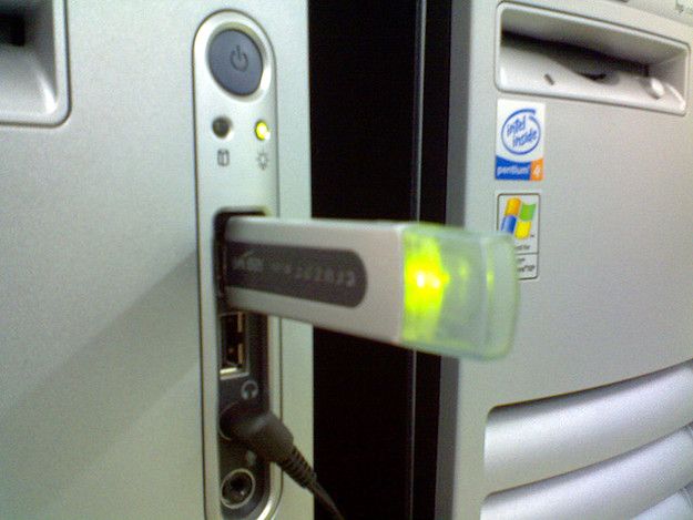 Foto di una chiavetta USB collegata a un computer