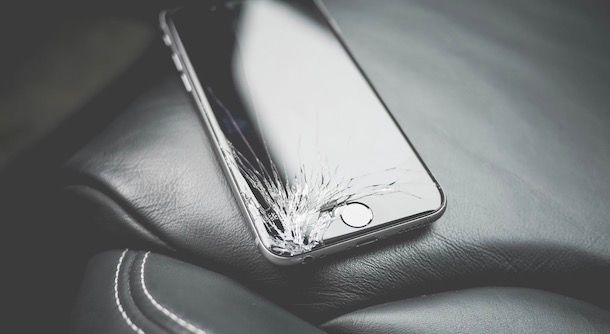 iPhone con schermo rotto
