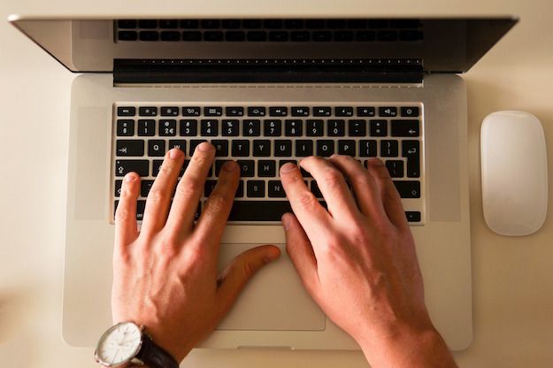 Foto che mostra un utente che usa un MacBook