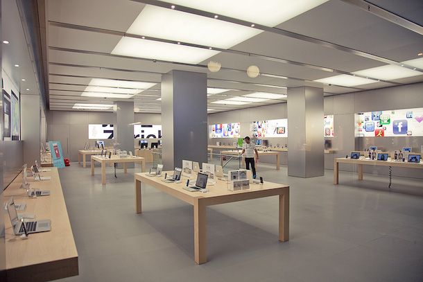 Foto della parte interna di un Apple Store