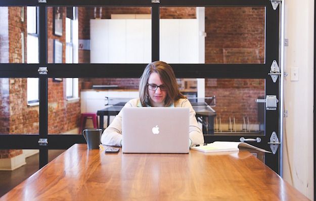 Foto di una ragazza che usa un MacBook