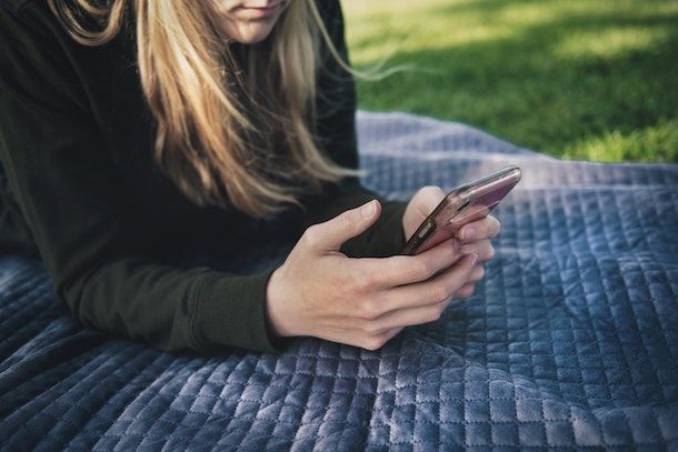 Ragazza con smartphone