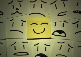 Come aggiungere emoticon WhatsApp