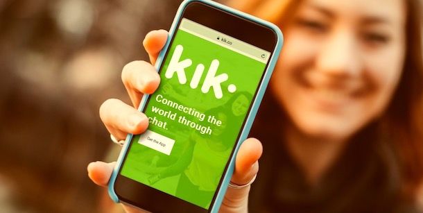 Foto di un telefono con l'app di Kik aperta