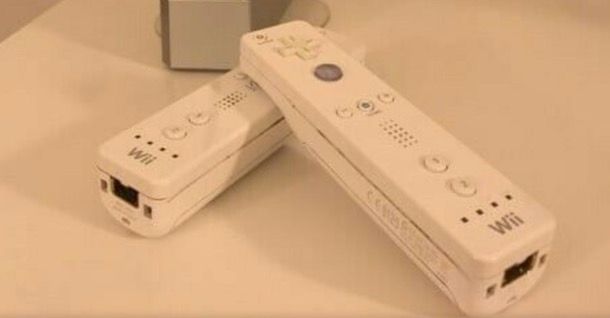 Foto di due telecomandi Wii