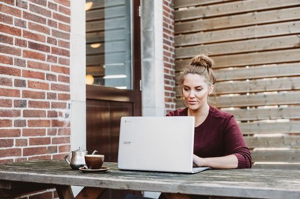 Ragazza con computer