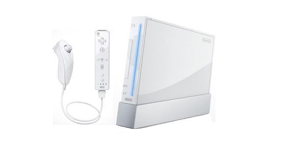 Foto di un Wii, di un WiiMote e un nunchuck