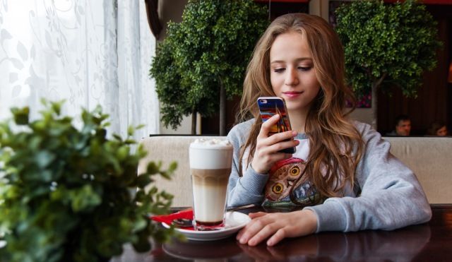 Ragazza con smartphone