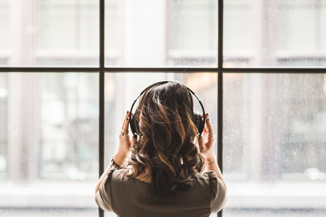 Ragazza che ascolta musica con cuffie