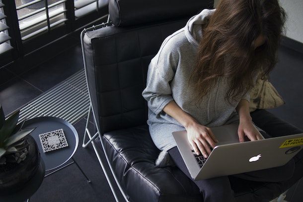 Ragazza con MacBook