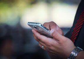 Come ingrandire i caratteri sul cellulare