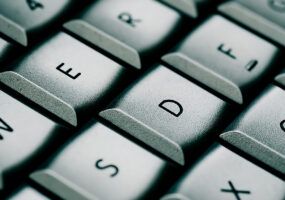 Come rimettere un tasto della tastiera