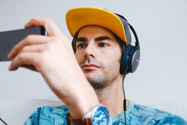 Uomo con smartphone