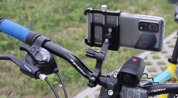 bicicletta con sostegno smartphone