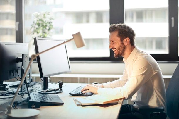 Foto di un uomo che usa un PC fisso