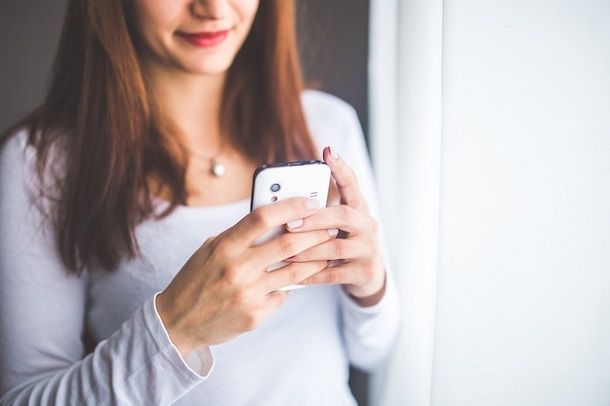 Ragazza che usa un cellulare