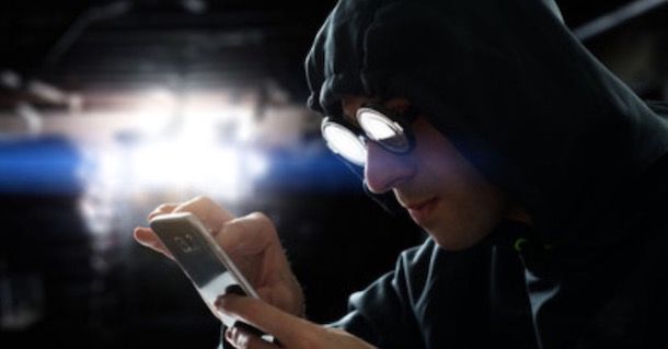 Hacker che usa uno smartphone