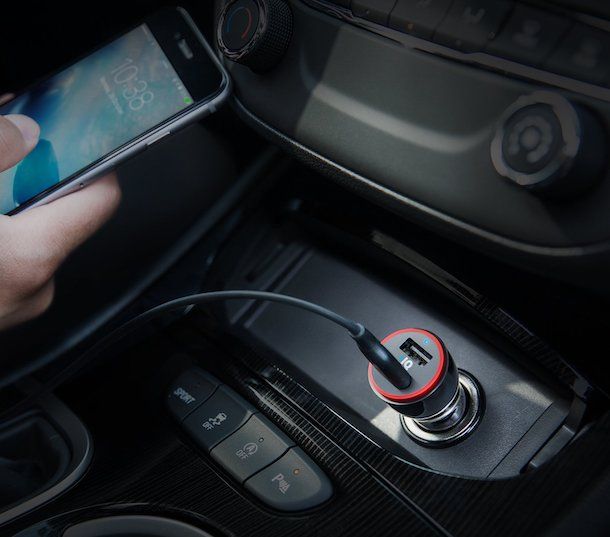 Caricare l'iPhone con l'accendisigari dell'auto