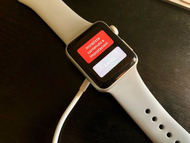 Foto che mostra come inizializzare Apple Watch bloccato