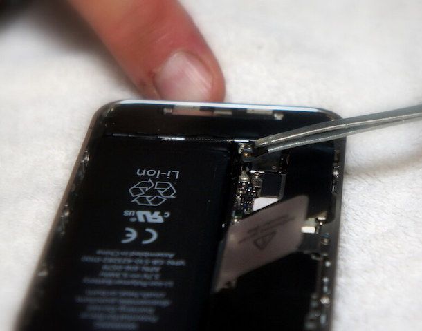 Foto che mostra come sostituire la batteria dell'iPhone