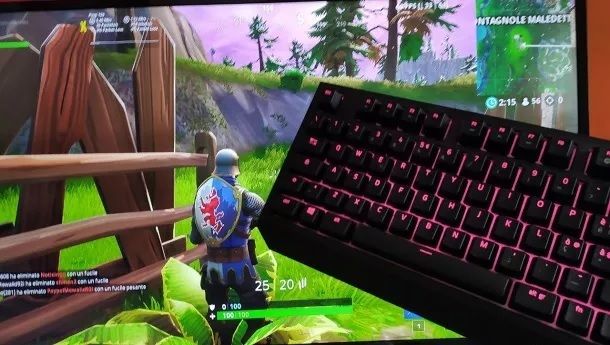 Giocare a Fortnite su PS4 con tastiera