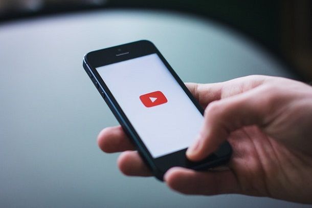 App di YouTube su smartphone