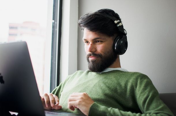 Ragazzo con cuffie e PC