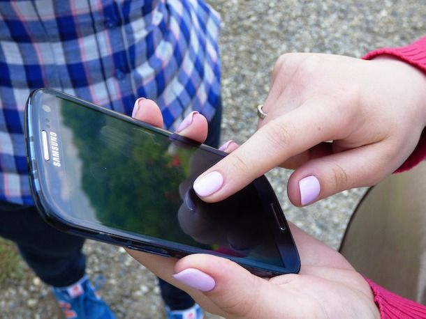 Ragazza che usa uno smartphone Samsung