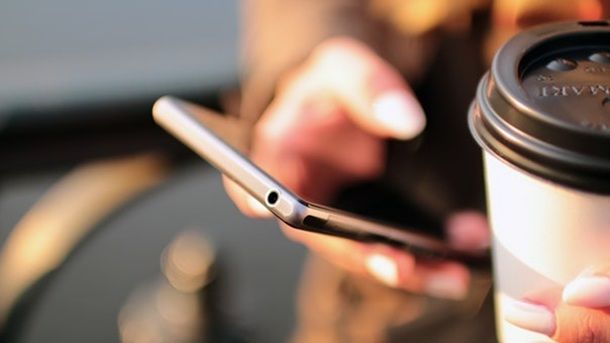 Come collegare il telefono alla TV con cavo USB