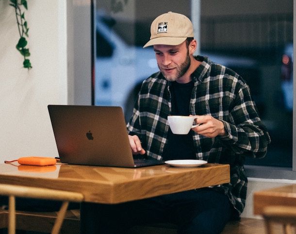 Uomo con MacBook