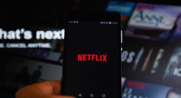 Foto di uno smartphone con Netflix
