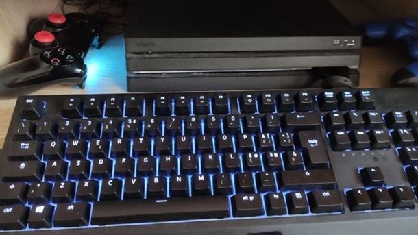 Si può giocare con tastiera e PS4